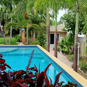 https://hibiscus-beach-house-willemstad.comcaribbean.com